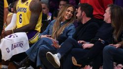 Jennifer Lopez ve Ben Affleck NBA maçında ilgi odağı oldu