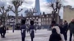 Kraliçe Elizabeth’in muhafızları küçük çocuğu ezdi