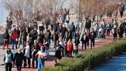İzmir'de güneşli havayı gören kendini sokağa attı