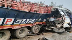 Hindistan’da yolcu otobüsü kamyonla çarpıştı: 16 ölü, 26 yaralı