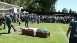 Şili'de ölen eski futbolcuya tabutuyla gol attırdılar