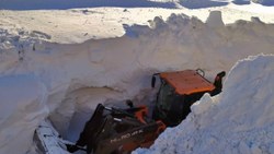 Hakkari'de kar kalınlığı iş makinelerinin boyunu geçti