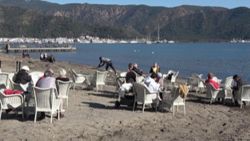 Marmaris'te güneşli havayı görenler sahile koştu