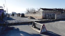 Kayseri'de duvarla kapattığı arsasından geçen yolu belediye ekipleriyle trafiğe açtı