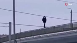 Rusya'da bir kişi otoyol köprüsünü korkuluklardan yürüyerek geçti