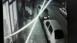Küçükçekmece'de kahvehaneye silahlı saldırı: 2 yaralı