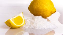 Tuz, elma sirkesi ve limon karışımı