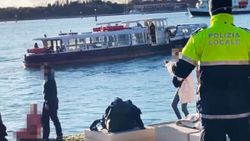Venedik’te çıplak turist alarmı