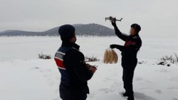 Konya'da adada mahsur kalan çiftçilere dronla gıda gönderildi