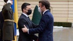 Macron, Ukrayna Devlet Başkanı Zelenskiy ile görüştü