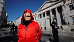 İspanya'da emeklilerden 'La Casa de Papel' kostümlü protesto