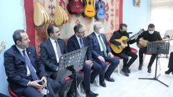 Mehmet Kasapoğlu gençlerle birlikte şarkı söyledi