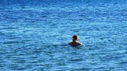 Bodrum'da sıcak havayı gören denize koştu