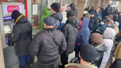 Ukraynalılar bankamatik kuyruğunda