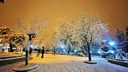 Isparta'da yoğun kar yağışı nedeniyle elektrik kesintisi yaşanıyor