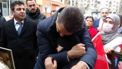 Mustafa Sarıgül, Diyarbakır'da evlat nöbeti tutan aileleri ziyaret etti