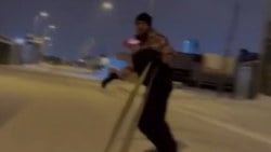 İstanbul'da yaşayan bir kişi Tuzla OSB'de snowboard yaptı