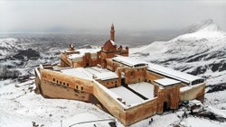Tarihi İshak Paşa Sarayı ziyaretçi akınına uğruyor