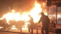 Ataşehir'de alev topuna dönen taksi kendiliğinden hareket etti