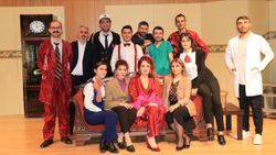 Öğretmenler kurdukları tiyatro grubu ile sahnede de hayat dersi veriyor