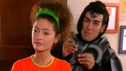 Selena'nın Kıvılcım'ı vücudunu saran kırmızı mini elbisesiyle nefes kesti! Güzelliğini gören dilini ısırıyor