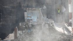 Şişli'de riskli binaların yıkımında yandaki binada dairelerin duvarı yıkıldı
