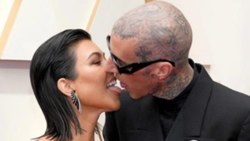 Kourtney Kardashian - Travis Barker öpüşmesi Oscar'a damga vurdu