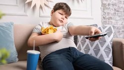 Hem obeziteyi hem erken ergenliği getiren katkılı gıdaların tüketimine dikkat
