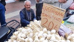 Osmaniye'de zabıta ekipleri sarımsak satan yaşlı adamın terazisini aldı