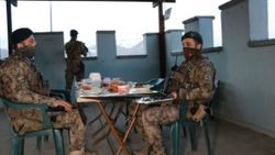 Hakkari'de özel harekat polisleri ilk iftarını açtı