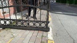 Beylikdüzü’nde kaldırımı tel örgü kapattılar