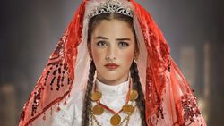 Küçük Gelin'in yıldızı Çağla Şimşek'e bir de şimdi bakın! Son haliyle 'Bu kadar güzel olunmaz ki' dedirtiyor