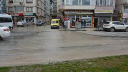 Ordu'da açık unutulan şebeke borusu caddeyi göle çevirdi