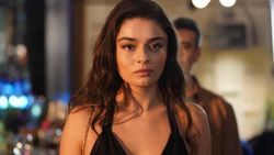 Ada Masalı'nın Haziran'ı dekolteli pozları ve masmavi gözleriyle ortalığı yıktı! 'Bu nasıl güzellik'