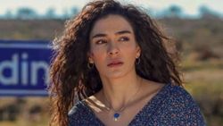 Hercai'nin yıldızı Ebru Şahin sere serpe yere uzandı, derin yırtmaçlı pozuyla akılları aldı! 'Hatun yıkılıyor'
