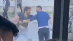 İzmir’de kavgayı ayırmak isterken bıçaklandı