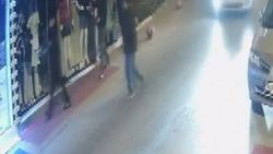 İstanbul'da 4 kişi vitrinden çaldıkları şapkayla yoluna devam etti