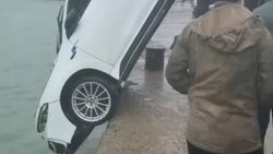 Arnavutköy'de içinde 4 kişi bulunan bir araç denize düştü