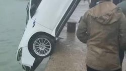 Arnavutköy'de içinde 4 kişi bulunan bir araç denize düştü