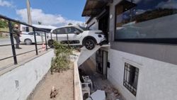 Muğla'da vitesi karıştıran kadın sürücü, mağazaya girdi