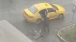 İstanbul'da taksi şoförü kadın turisti darbetti