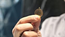 Sahte altınlar bozdurulamayınca, başkasına takılıyor