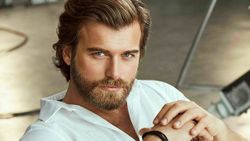 Kıvanç Tatlıtuğ'un yeni imajı hayranlarını hüsrana uğrattı! Bıyıklarıyla sosyal medyayı salladı