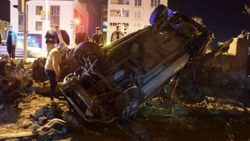 Kayseri'de ehliyetsiz sürücünün kullandığı araç bahçeye uçtu: 6 yaralı