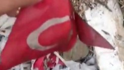 Eskişehir’de boş araziye atılan Türk bayrakları toplandı
