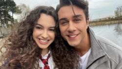 Kardeşlerim'in Asiye'si dekolteli mini elbisesini giydi, frikik vermesine ramak kaldı! 'Giyinmeyi unutmuşsun'
