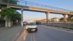 Kocaeli'de üst geçitte bacağından vurulan kişi yaralandı