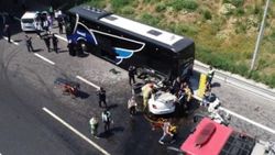 Tuzla'da bir otomobil yolcu otobüsüne çarptı: 1 ölü 2 yaralı