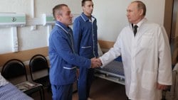 Putin'den Ukrayna'da yaralanan Rus askerlerine ziyaret