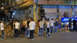 Diyarbakır'da dolandırılan 100 kişi, ulaşamadıkları kuyumcunun öndünde toplandı